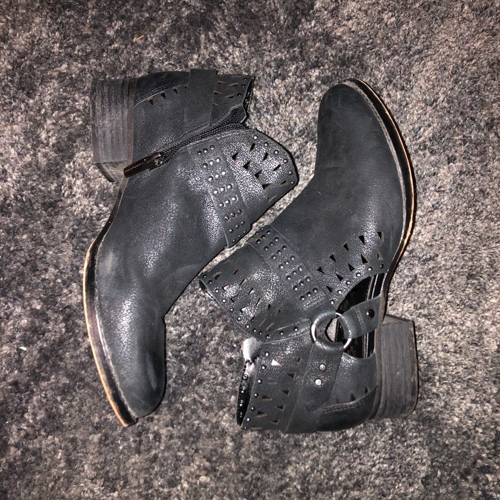Size 7 Vince Camuto Blake booties